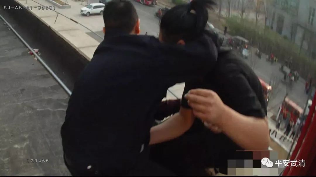 女子坠楼被搭救还魂报答这是一个关于女子坠楼被救后还魂报答的故事梗概