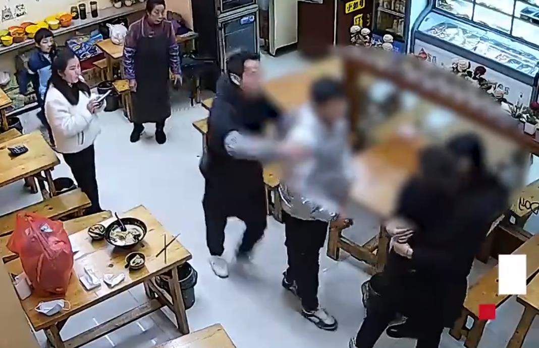女子和店员争执后身亡家属索赔218万关于女子和店员争执后身亡家属索赔218万的事件，具体情况需要根据相关法律和事实进行评判。