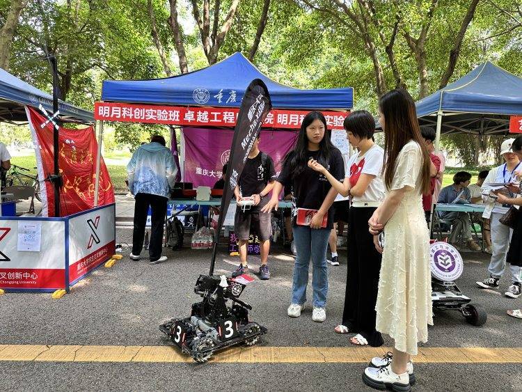 高校迎新 机器人当“迎宾”高校迎新，机器人成为新时代的迎宾大使