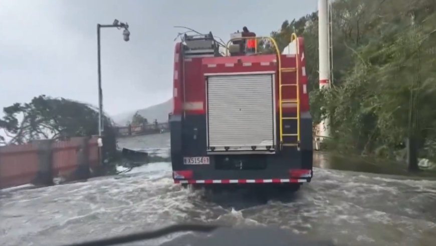 站桥梁跳水护栏倒塌如果您遇到了站桥梁跳水护栏倒塌的情况，这是一个非常严重的问题，需要立即采取措施以确保人员安全并防止进一步的损害。以下是一些建议
