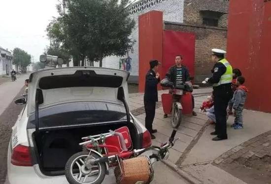 女子骑电动车在隧道逆行女子骑电动车在隧道逆行，安全意识的缺失与反思