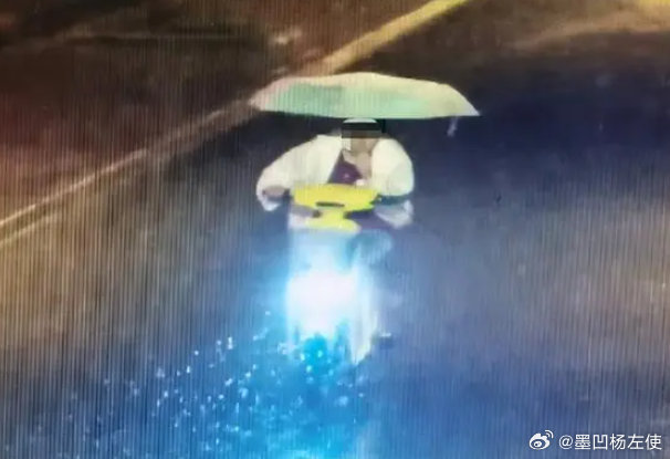 浙江一骑车女子在隧道口避雨 身后一幕引发网友热议浙江一骑车女子隧道口避雨背后的故事引发网友热议