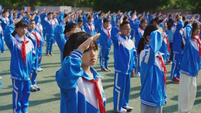 全校3个孩子高唱国歌全校三个孩子高唱国歌，传承爱国精神的动人瞬间