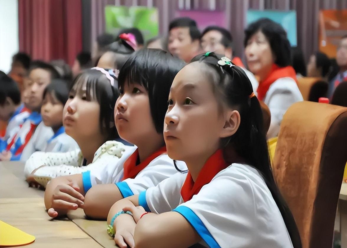 学生家长10点上班制学生家长采用10点上班制意味着他们会在上午10点开始一天的工作。这种工作安排对于现代生活和工作节奏来说越来越常见，特别是在一些行业和工作岗位上。这种安排可能有其特定的原因和背景，比如灵活的工作时间需求、行业特性等。